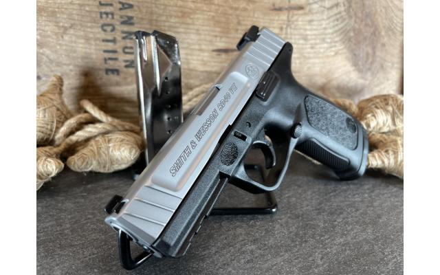 Smith & Wesson SD40VE 4" .40S&W w/ Crimson Trace Tactical Light, NEW