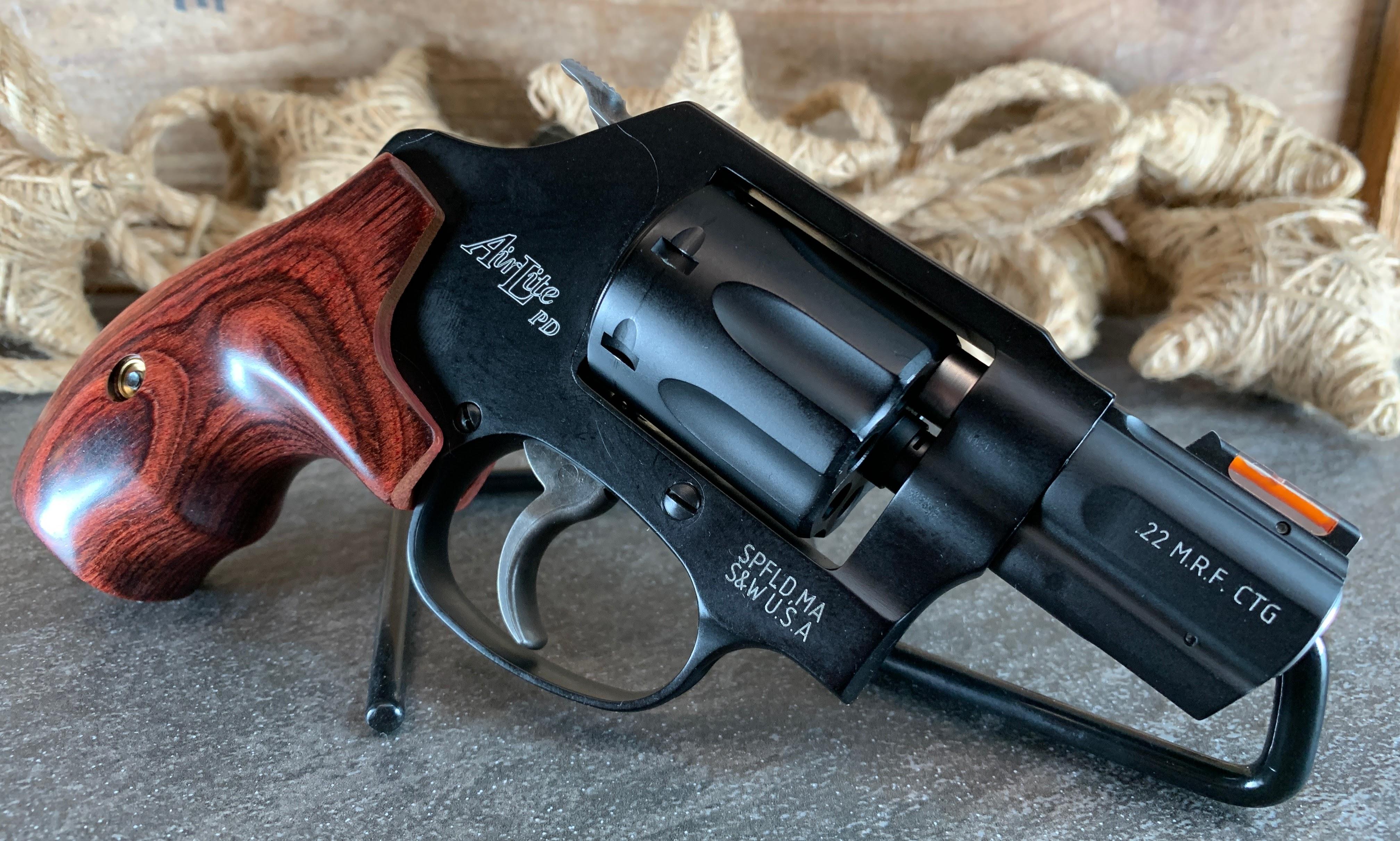 New Smith & Wesson 351PD Airlite .22Mag - harveysauctions.com