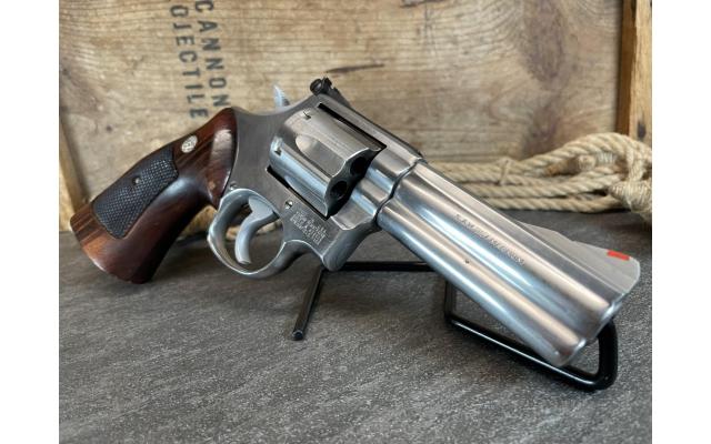 Smith & Wesson Model 686 4-1/8" 6rd  .357MAG, in original box - Pre-Owned