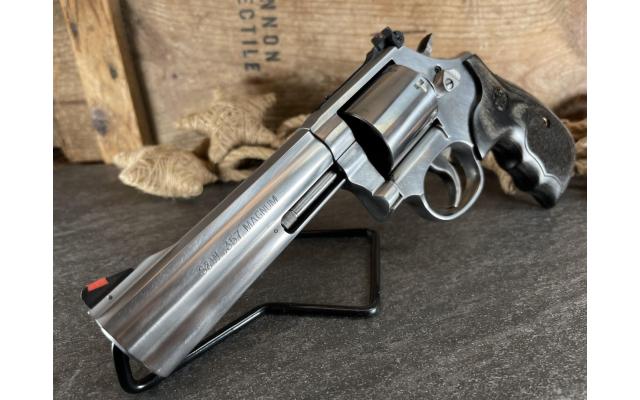 Smith & Wesson Model 686 Plus - Distinguished Combat 5" .357MAG, in original case - Pre-Owned