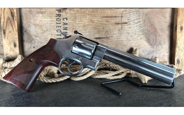 New Smith & Wesson 629DLX .44Mag