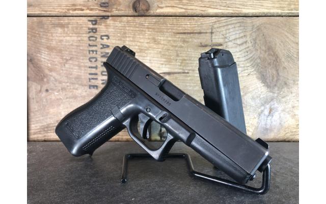 Pre-owned Glock 17 Gen2 9mm In Hard Case