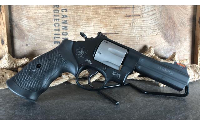 New Smith & Wesson 329PD Airlite .44mag