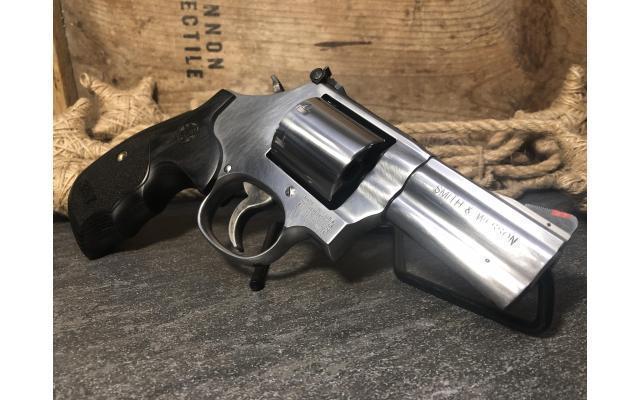 New Smith & Wesson 686-6 Plus .357Mag - harveysauctions.com